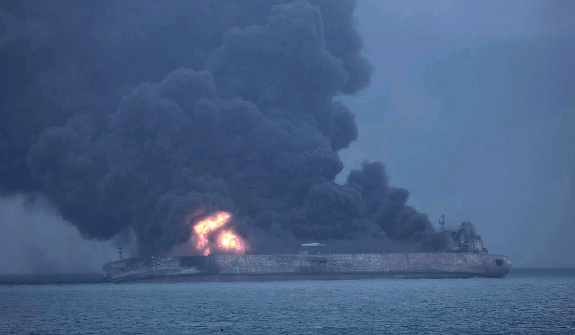 Горящият петролен танкер край бреговете на Шанхай може да се