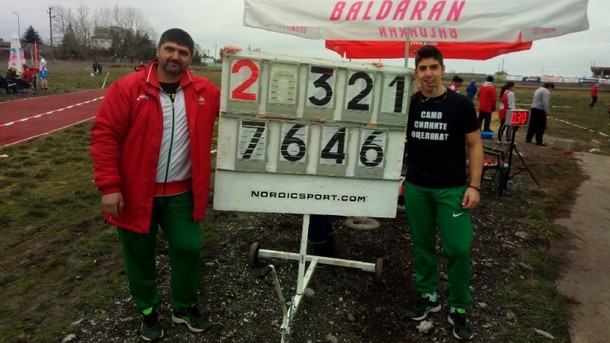 Валентин Андреев коригира два пъти рекорда на България на чук