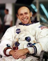 На 86 години почина бившият астронавт Алан Бийн Той беше