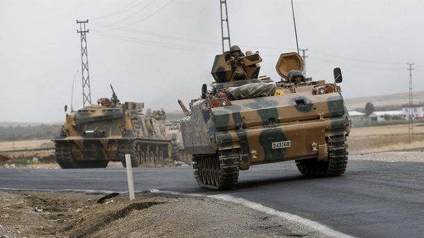 Турция изпрати колона с военна техника към границата със Сирия.