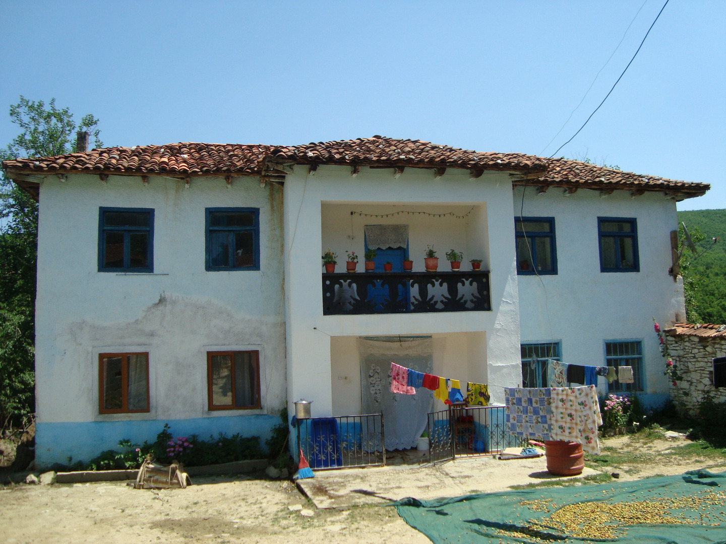 Një nga shtëpitë e fshatit Lladomericë