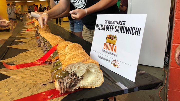 Готвачи от Чикаго поставиха световен Гинес рекорд за най-дълъг сандвич