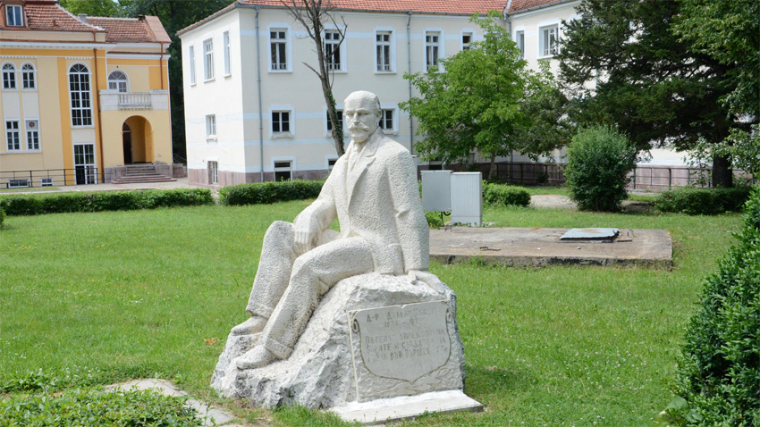 Dr. Damyan İvanov'un heykeli.