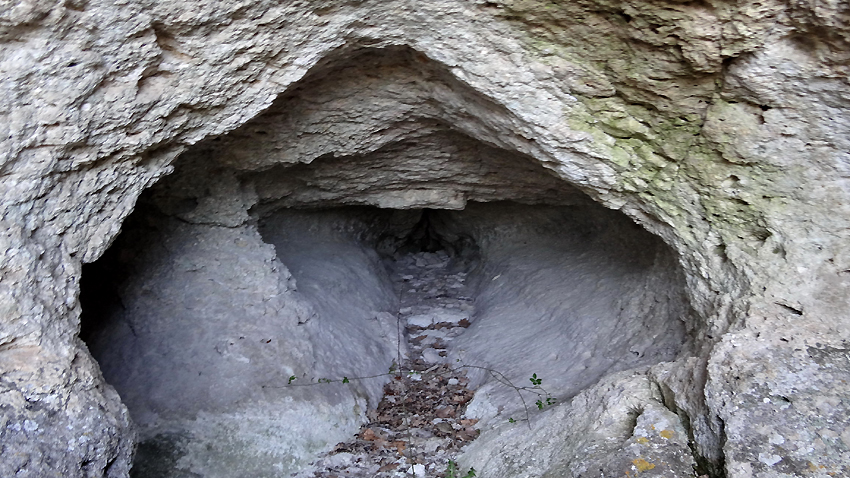 Krumovgrad yakınlarında Kovil köyünde kaya tapınakta rahim mağara.