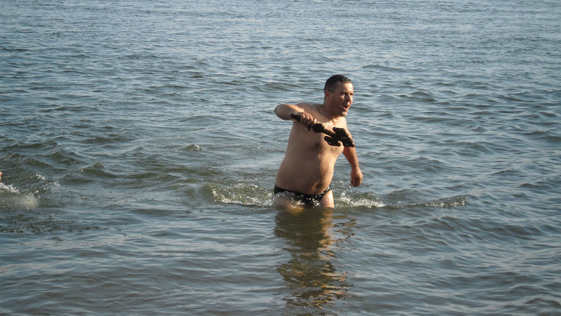 Юлиян в Ново село извади кръста от ледените води на Дунав