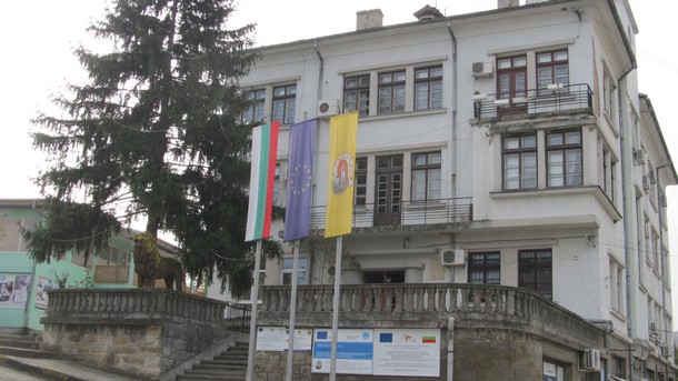 Над 60 жители на град Златарица се събраха пред Общината