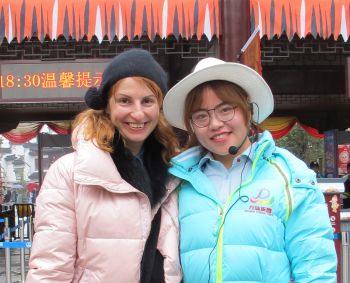 Невена Праматарова с една от екскурзоводките в парка Wanda World, който има амбицията да се наложи като представител на китайската развлекателна култура  из целия свят