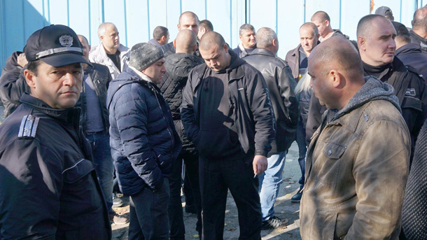 Над 50 надзиратели от Врачанския затвор протестираха пред сградата срещу