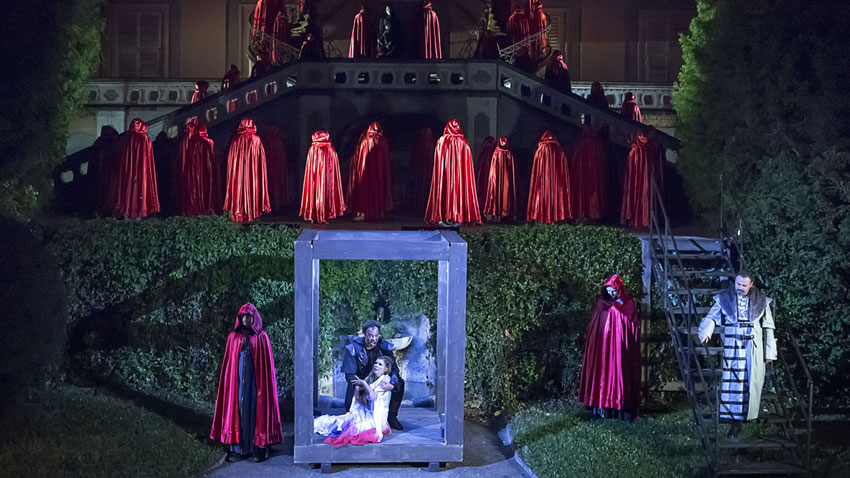 Крум Гълъбов като граф Ди Луна в операта „Трубадур“ на Верди (на снимката вдясно)
