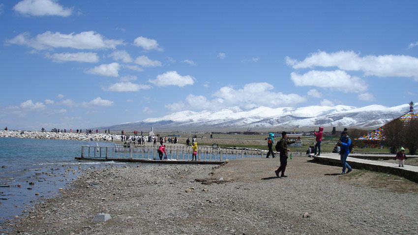 Най-голямото езерото в Китай - Цинхай („Зелено езеро” на тибетски език) на 3200 м над морското равнище е една от най-желаните туристически дестинации в Азия. Снимка: Невена Праматарова