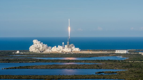 Американската компания Спейс Екс изстреля ракета Фалкон 9 с космическия