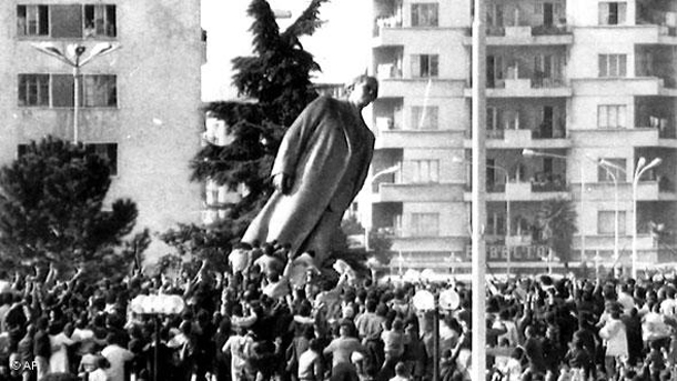 Събарянето на паметника на Енвер Ходжа в Тирана. Снимка: архив