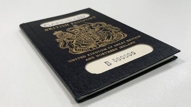 Новите сини британски паспорти, които премиерът Тереза ​​Май определи като