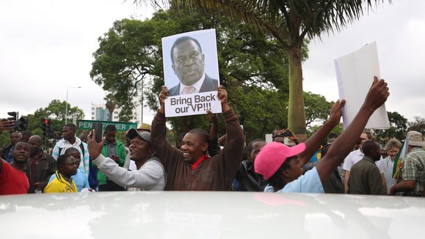 Десетки хиляди хора излязоха по улиците на столицата на Зимбабве