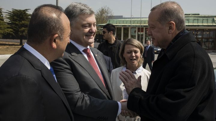 Украинският президент Петро Порошенко изненадващо посети днес Истанбул където обсъди