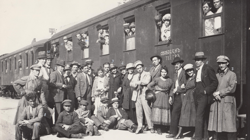 Serbest Tiyatrosunun oyuncuları turnede, 1920 yılı.