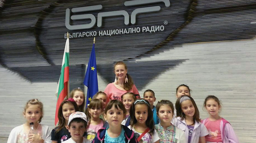 Снежана Донева и възпитаниците й от „Бамбини“ пред сградата на БНР.