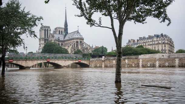 Нивото на река Сена в Париж и околностите продължава бавно