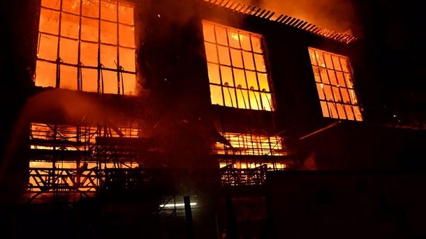 Разраства се пожарът избухнал снощи в Училището по изкуствата в