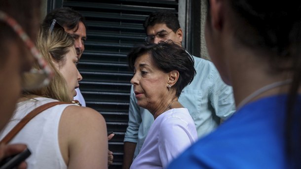 Антониета де Лопес, майката на венецуелския опозиционен лидер Леополдо Лопес, разговаря със симпатизанти и представители на медиите, след като той е прехвърлен от военния затвор Рамо Верде в Каракас (Венецуела), където ще бъде под домашен арест