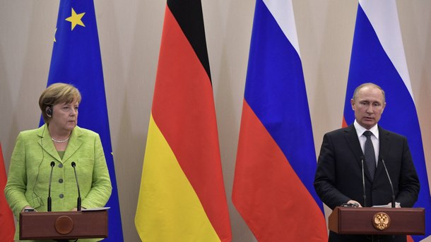 Руският президент Владимир Путин и германският канцлер Ангела Меркел, която
