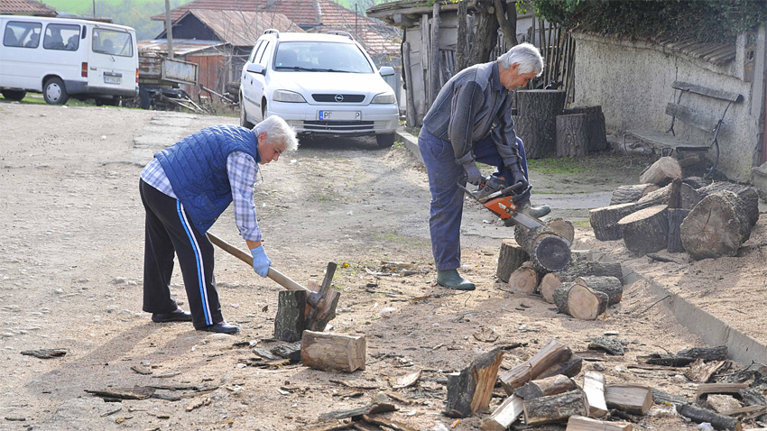 The people from Loznitsa Municipality, Razgrad district, are kept in the dark about the money they would receive for their lands through which the gas pipeline is to pass. The two pipes will have a total length of twenty kilometers each and will cross municipal and private farmlands. A technological ground is to be built near the village of Studenets and the gas pipes are also to cross the territory of Beli Lom, Sinya Voda, Seidol, Gorotsvet and Monastirsko villages./ Photo: BGNES