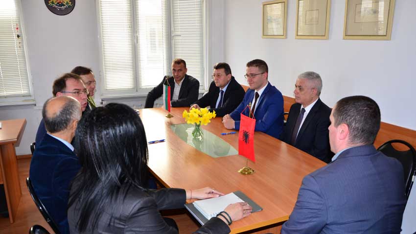 Në ceremoninë e nënshkrimit të Memorandumit ishte i pranishëm Ambasadori i Shqipërisë në Bullgari Sh.T.z. Qirjako Kureta
