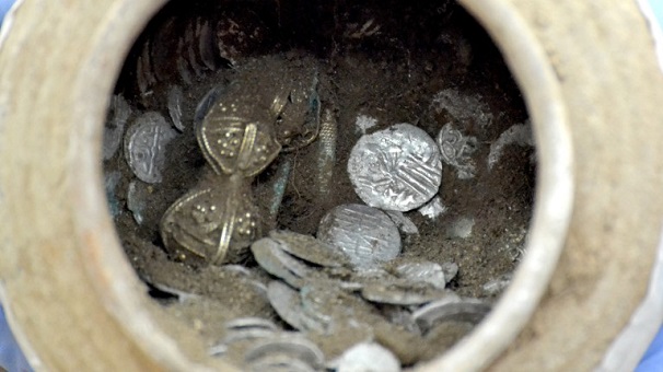 Част от монетите които археолози откриха в сряда в гърне