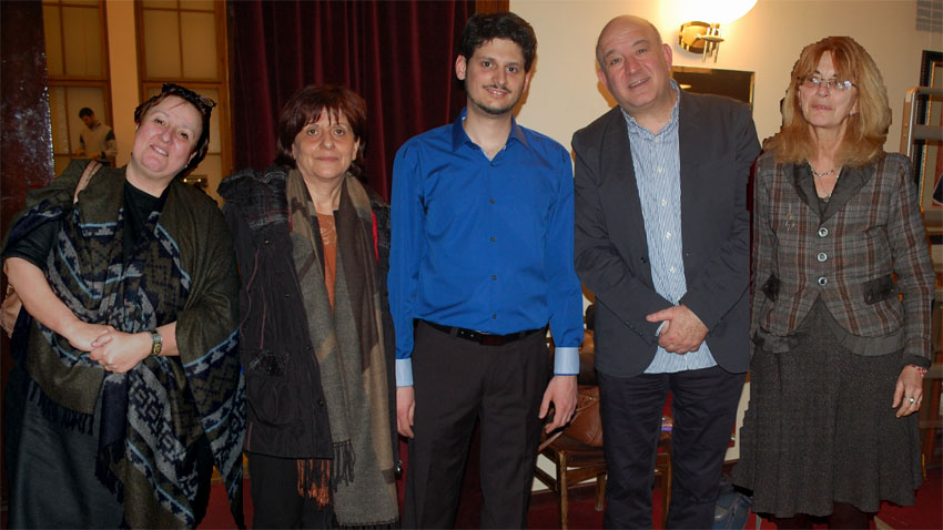 Από αριστερά προς τα δεξιά: η Μπορισλάβα Τάνεβα, η Διονυσία Νερολόγου, ο πιανίστας Κωνσταντίνος Δεστούνης, ο πρόεδρος και η αντιπρόεδρος του Ελληνοβουλγαρικού Συνδέσμου «Αριστοτέλης» Γιαννης Λιολιος και Ζντράβκα Μιχάηλοβα.
