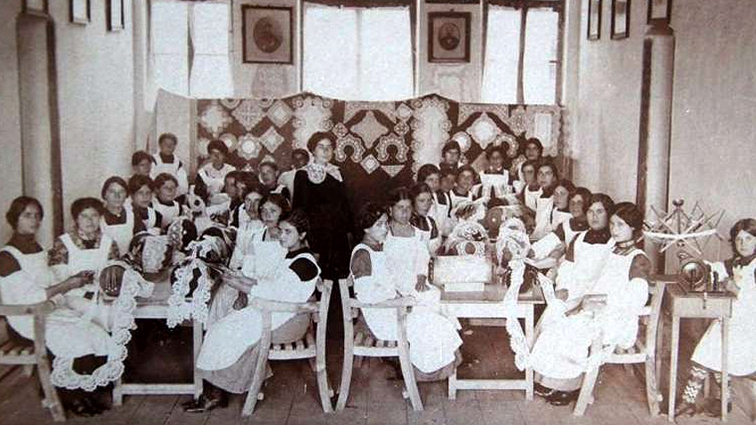 В первой и единственной в Болгарии Школе кружевоплетения „Трудолюбие“ в городе Калофер, открытой в 1910 году, курс  обучения прошли около 1 800 женщин и девушек. Фото: uspelite.bg