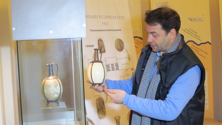 Museum director with the copy of the pitcher Photo: BGNES