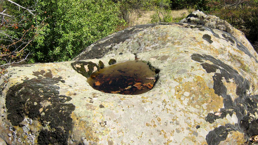 Жртвеници у праисторијском светилишту на локалитету „Крстати камен“