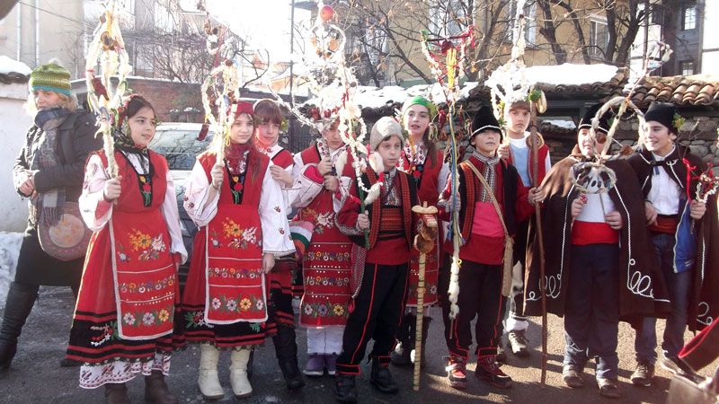 Тази нощ е най големият зимен празник в Пернишко Сурова
