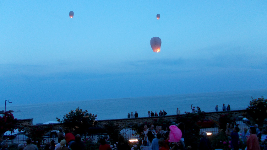 По традиции участники и гости фестиваля выпустили в небо бумажные фонарики