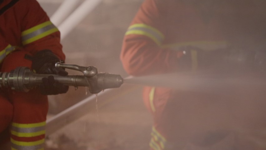 Огнеборци се опитват да загасят пожар в германския национален парк