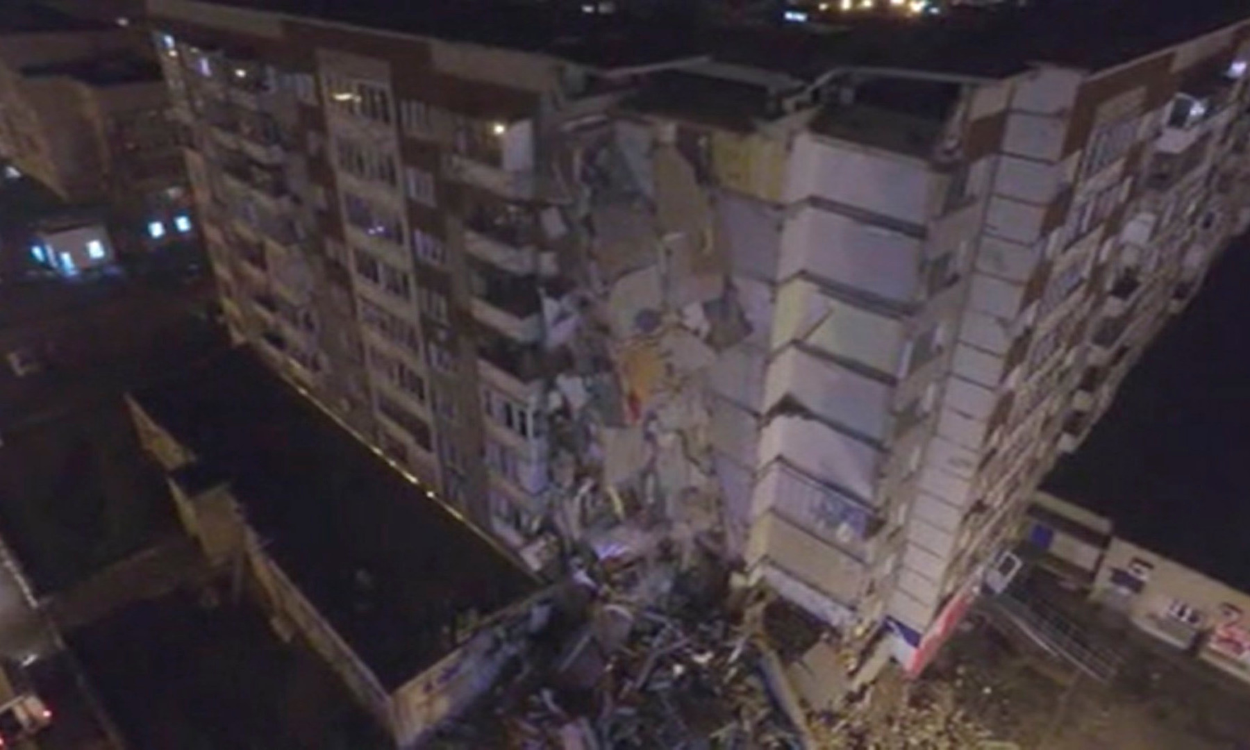 Най малко четирима души загинаха след като девететажен жилищен блок се