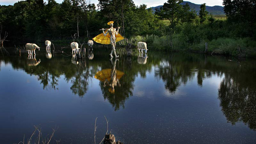 Скулптурната група „Водна паша“ (2009 г.), разположени в малко езеро край с. „Осиковица”.  Снимка: pavelkoychev.com