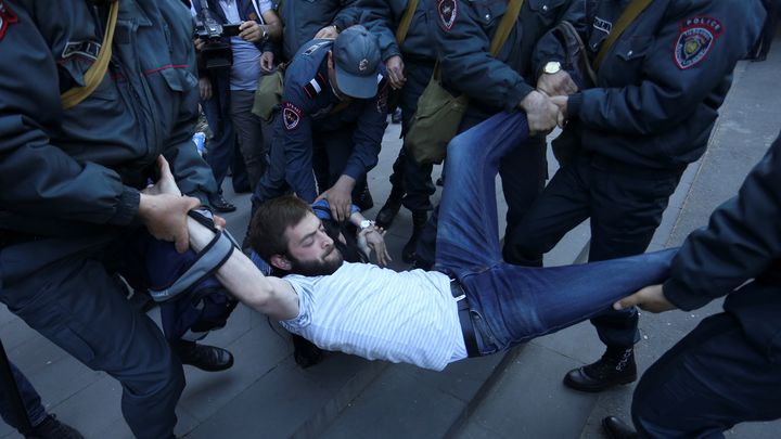 Полицията в арменската столица Ереван задържа десетки демонстранти днес –