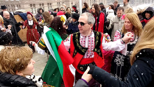 Българско хоро в сърцето на Торонто
