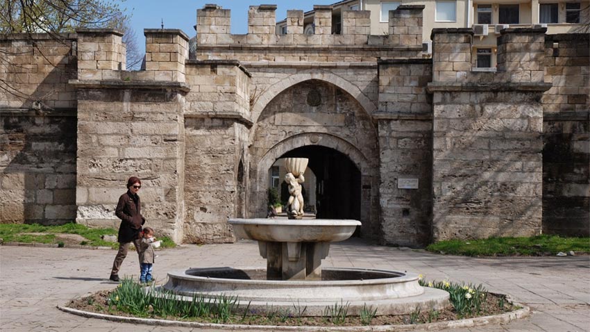La antigua puerta principal de la fortaleza Stambul Kapia