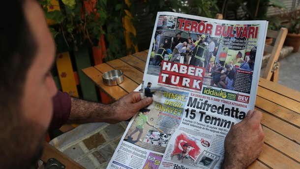 Шестима журналисти застанаха пред съд в Истанбул по обвинения в