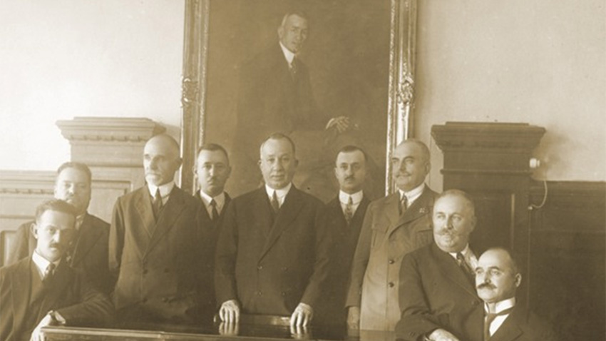 The management board of the House of Charities and Public Health with its benefactor in the middle.