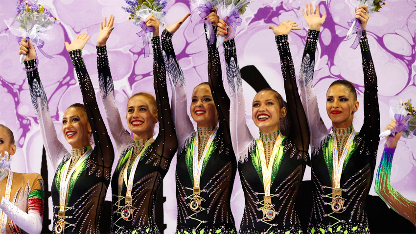 Българският ансамбъл със златните медали от многобоя на Световното първенство в Измир.