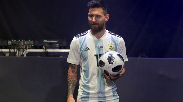 Звезди на световния футбол представиха официалната топка на световното първенство