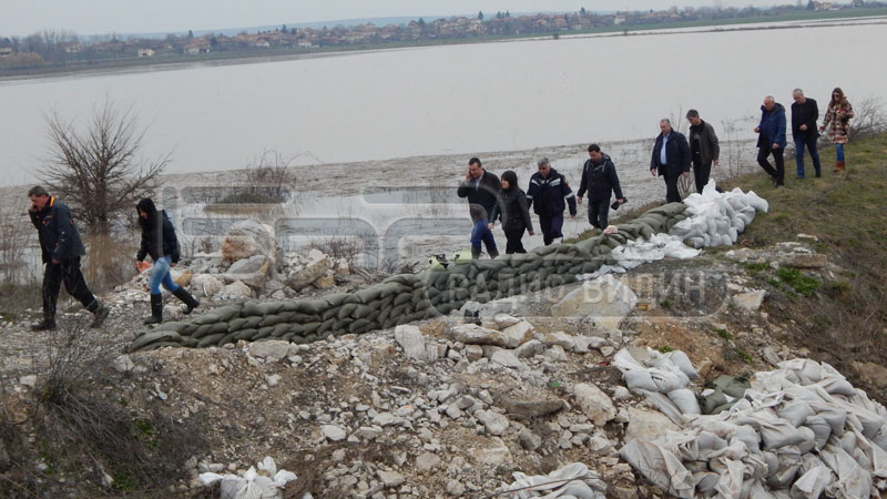 Комисията проверява пробива на дигата при село Иново