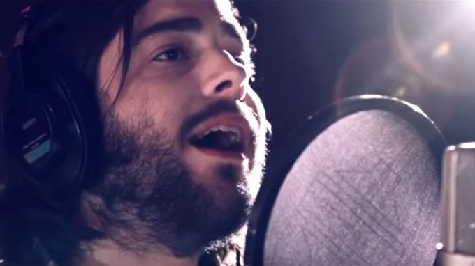 Момент от пеенето на Салвадор Собрал в студио, запечатан и в клипа новата песен 
