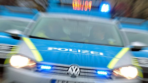 Германка преживя шок снощи когато автомобил срути стената на дневната