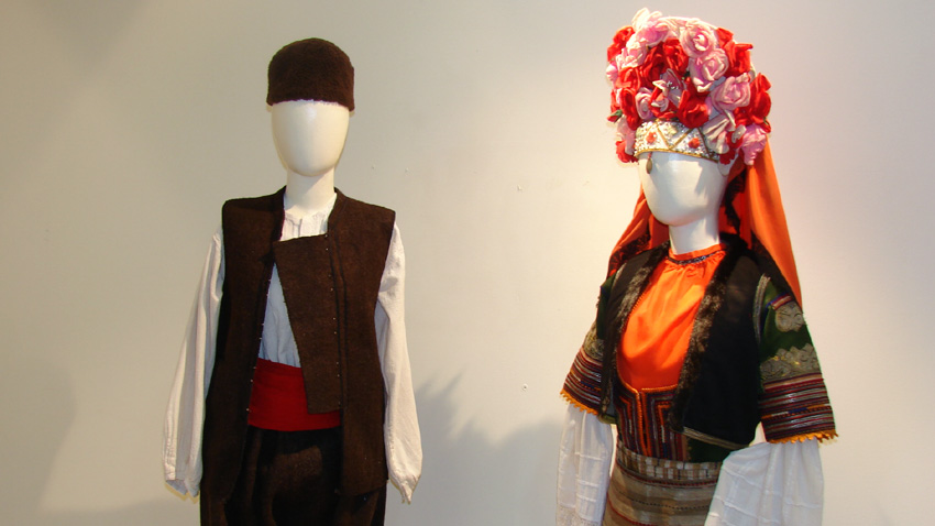 Двама млади българи обикалят света в народни носии. Идеята им