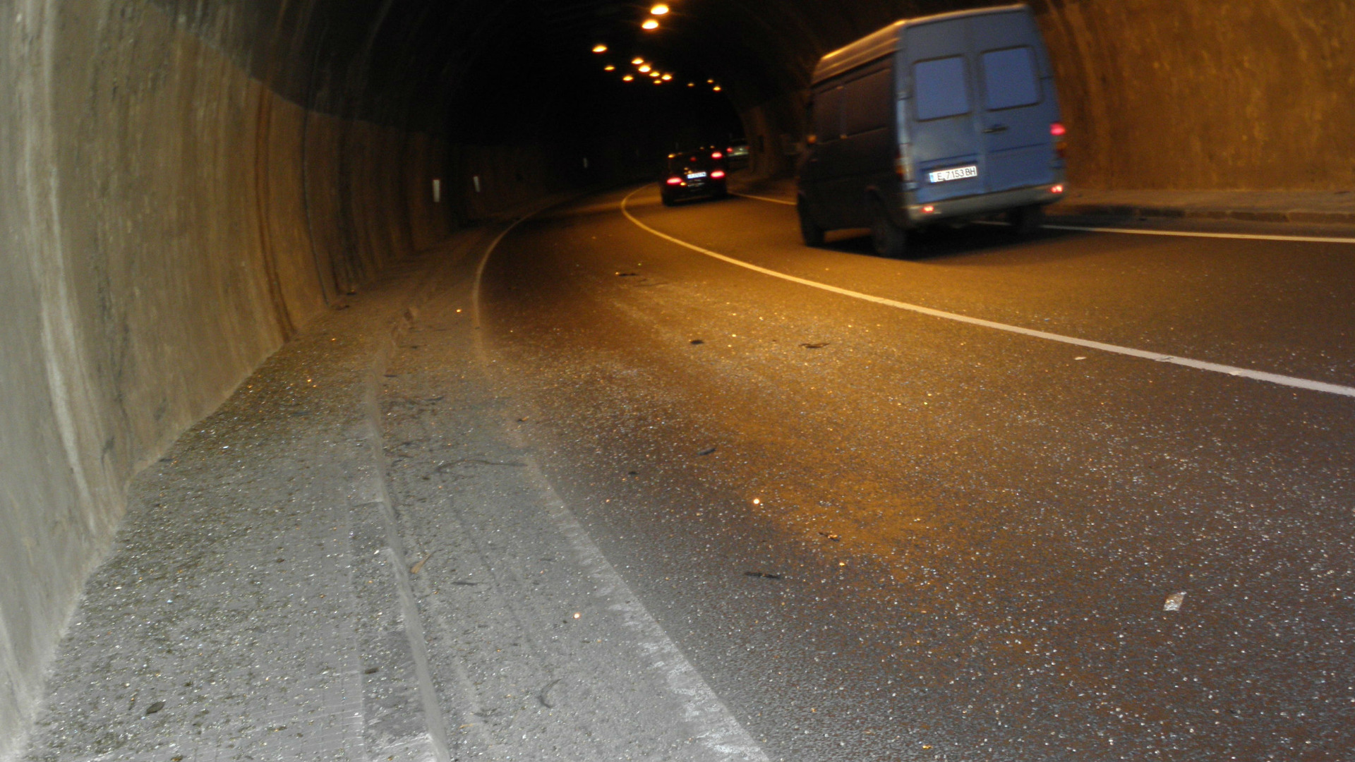 Авария остави тъмен тунела Кривия на E 79 съобщава БГНЕС Шофьорите