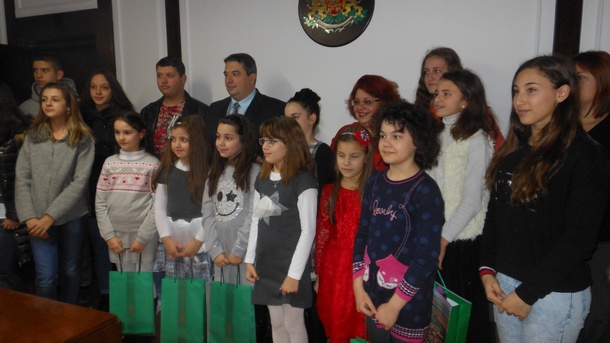 Община Горна Оряховица отличи 17 деца в конкурса Моето коледно